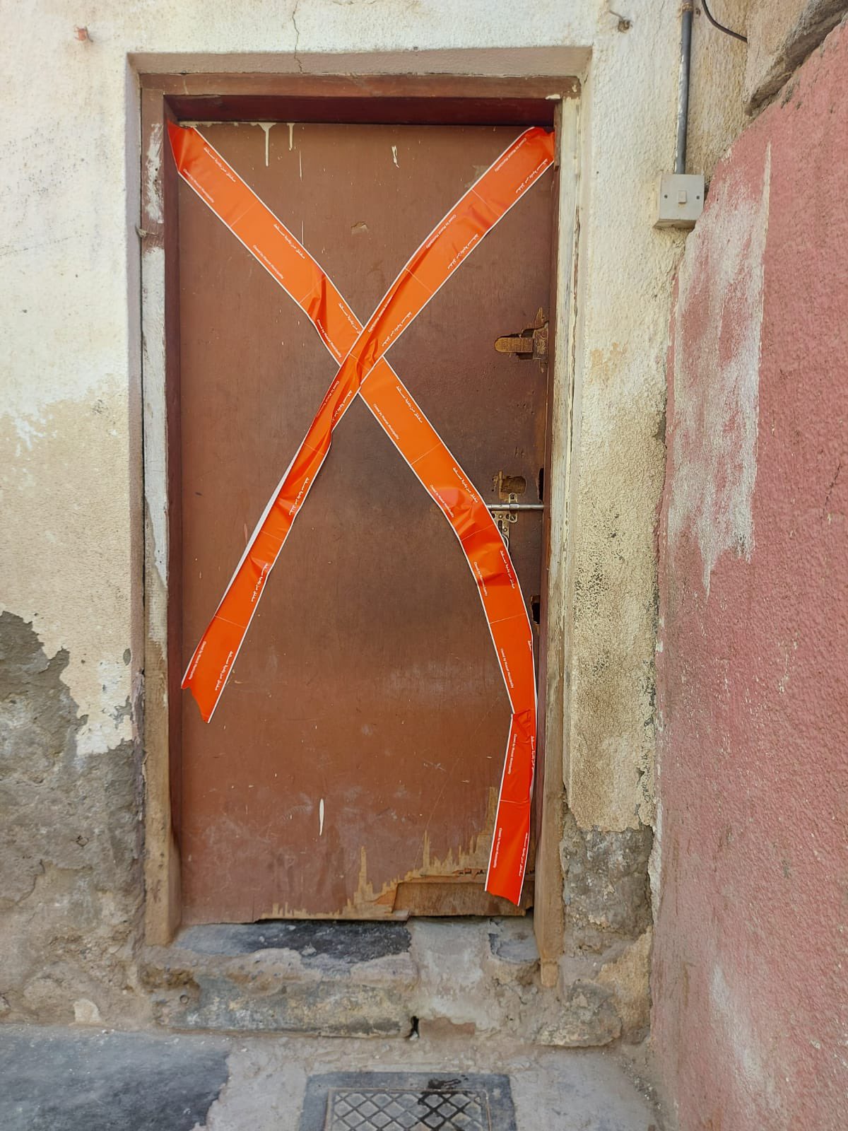 بالصور: مداهمة تكشف مُخالَفة في منزلين