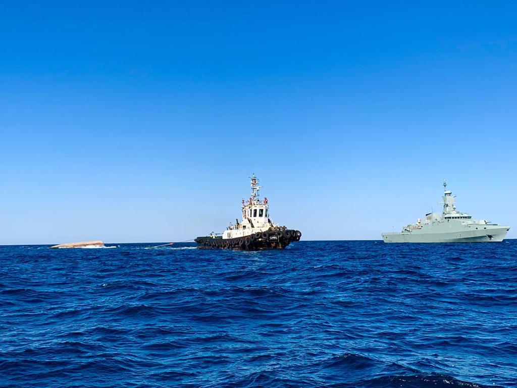 غرق سفينة إيرانية قرابة مضيق هرمز