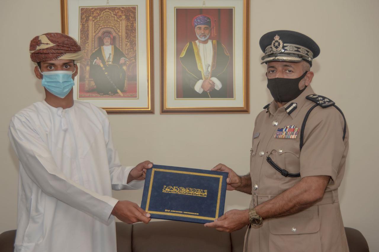 الدفاع المدني تكرم مواطنًا