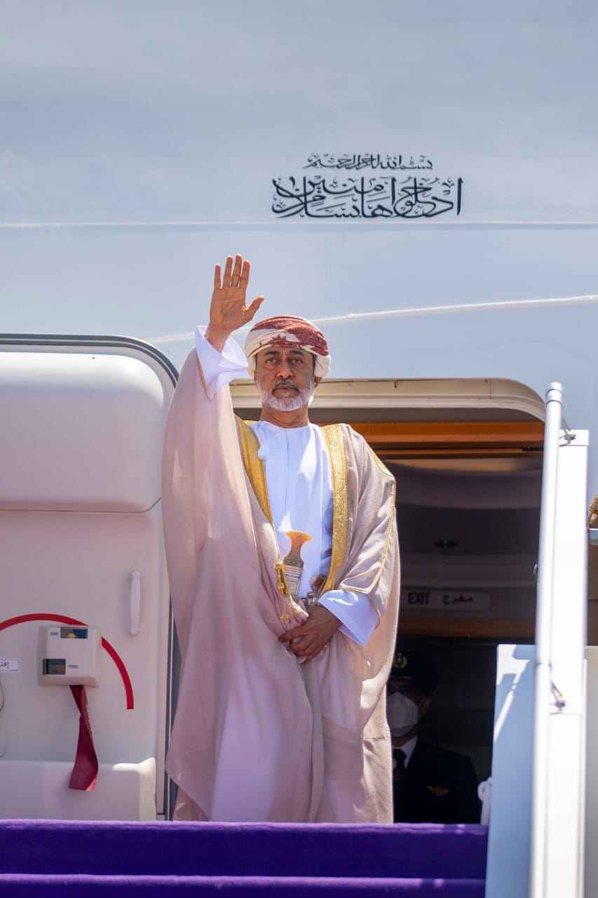 بالصور: جلالة السلطان يغادر السعودية