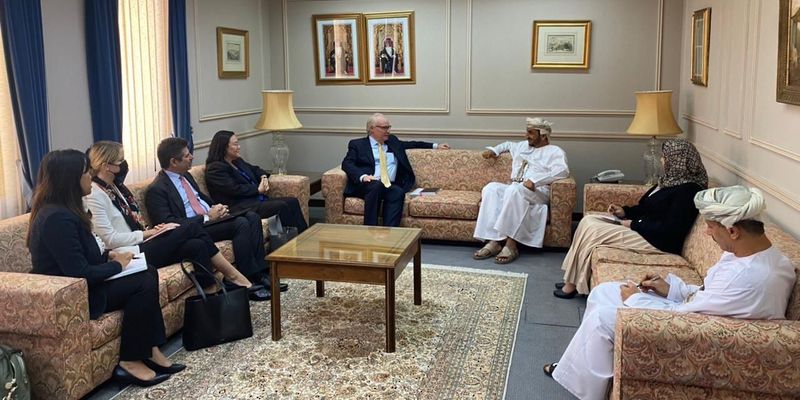 الشيخ خليفة الحارثي يستقبل تيموثي ليندركينغ