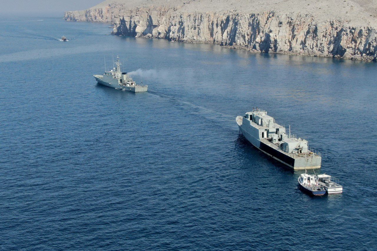 بعد خدمة دامت 35 عامًا: إغراق سفينة للبحرية السلطانية في مسندم