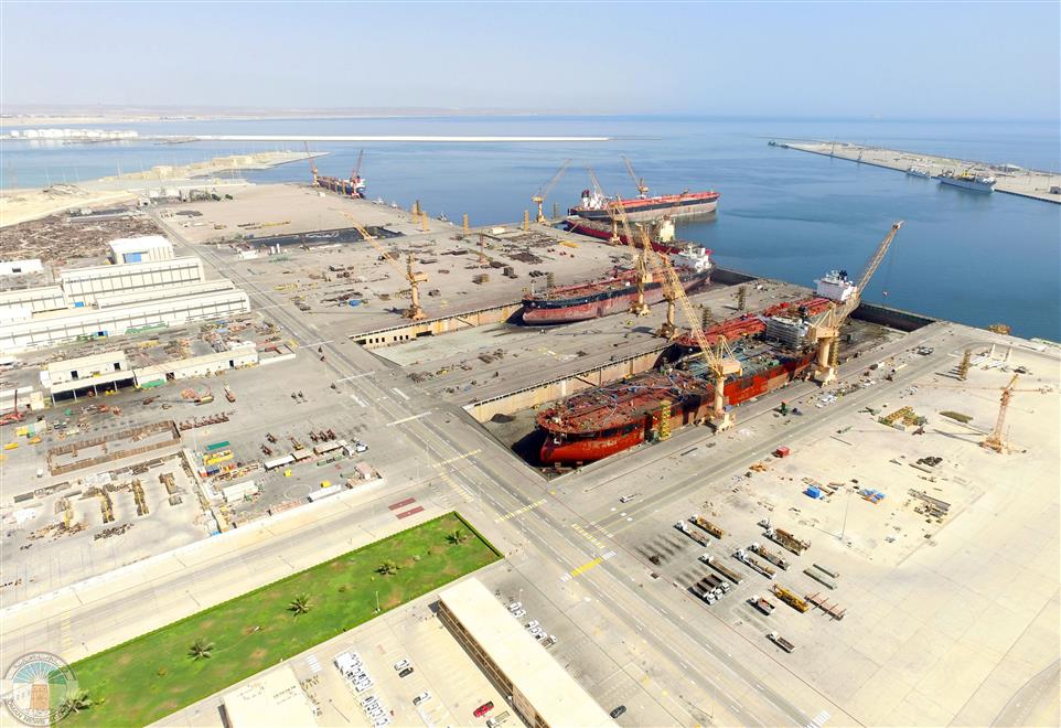 كبرى شركات النقل العالمي تتجه إلى الحوض الجاف بالدقم