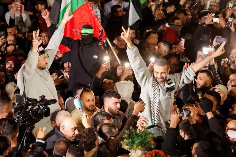 رغم التزام حماس: الاحتلال يؤجل الإفراج عن الأسرى الفلسطينيين حتى إشعار آخر