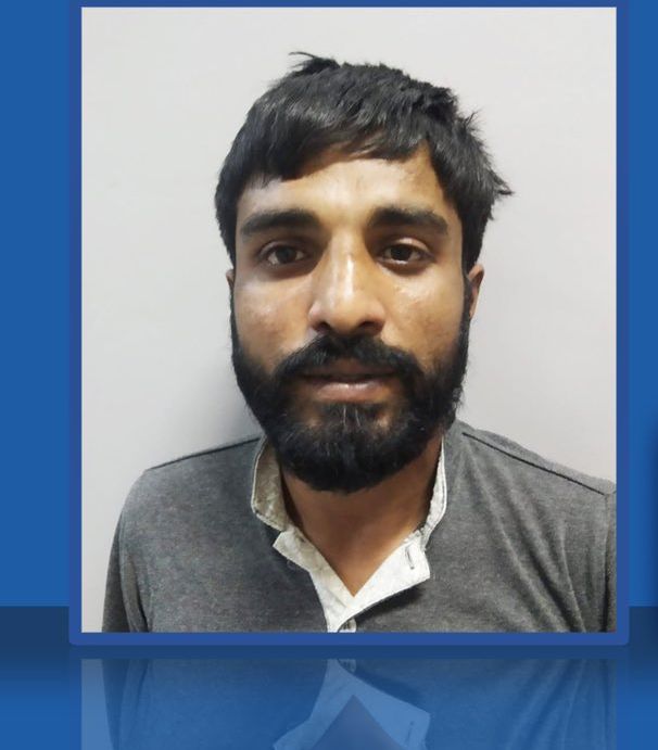 إذا رأيتم هذا الشخص؛ فهو هارب ومطلوب للعدالة