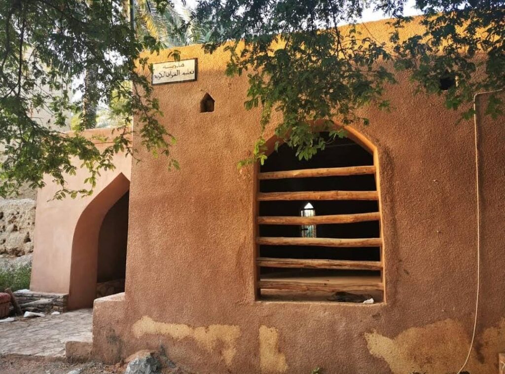 بها معالِم و3 أشجار مُعمِّرة: “حجرة الشيخ” حارةٌ عُمانية تروي التاريخ