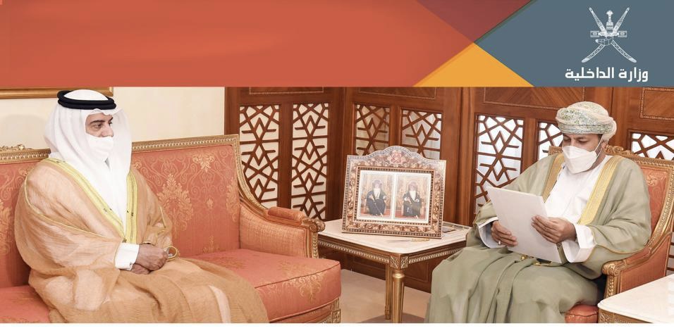 وزير الداخلية يتسلم رسالة من نظيره الإماراتي