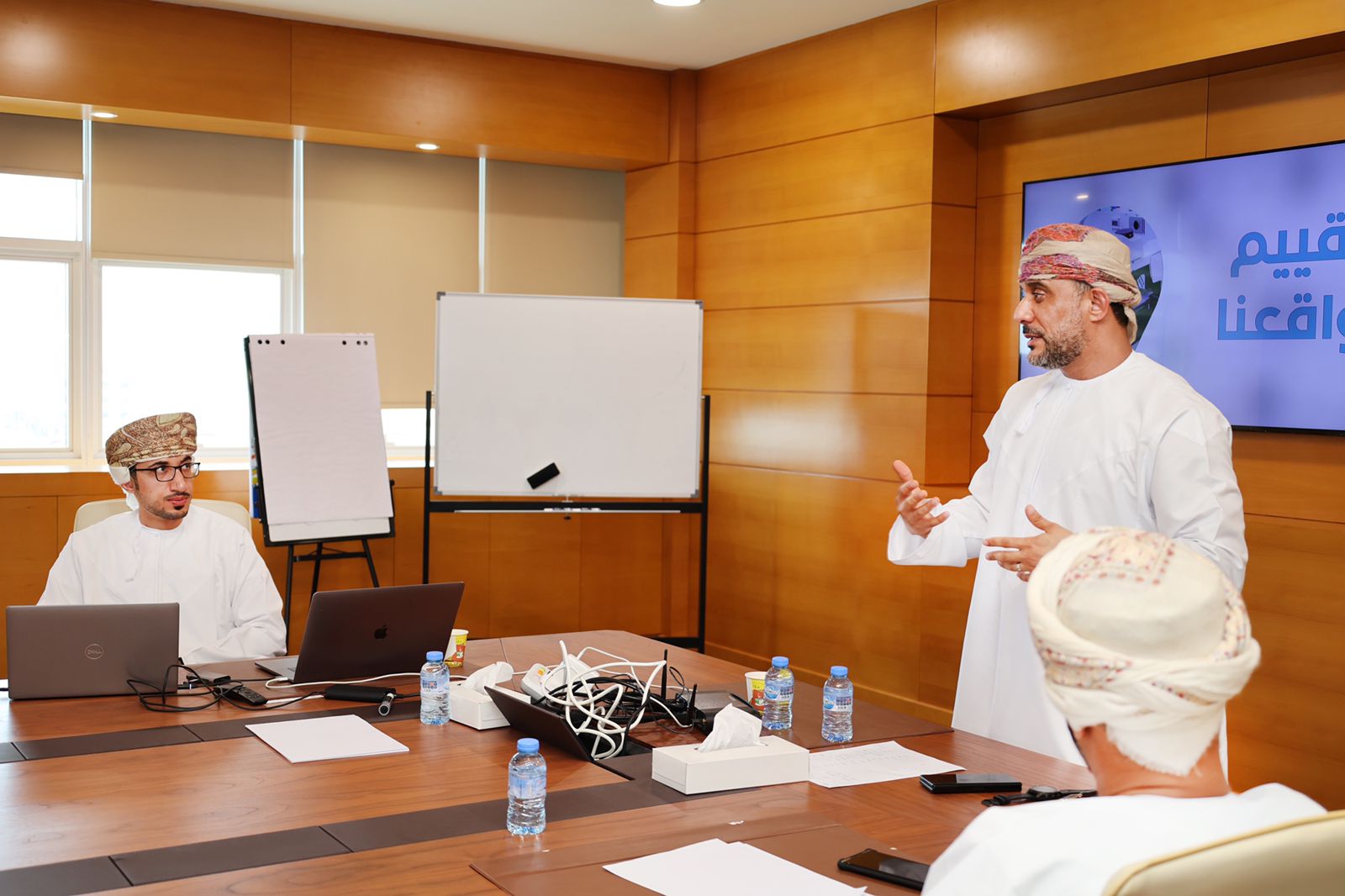 موظفون من شركة ظفار للخدمات المدمجة يتدربون على مهارات التعامل مع وسائل الإعلام