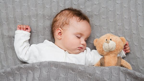 ماذا يقول العلم في نوم طفلك لوحده؟