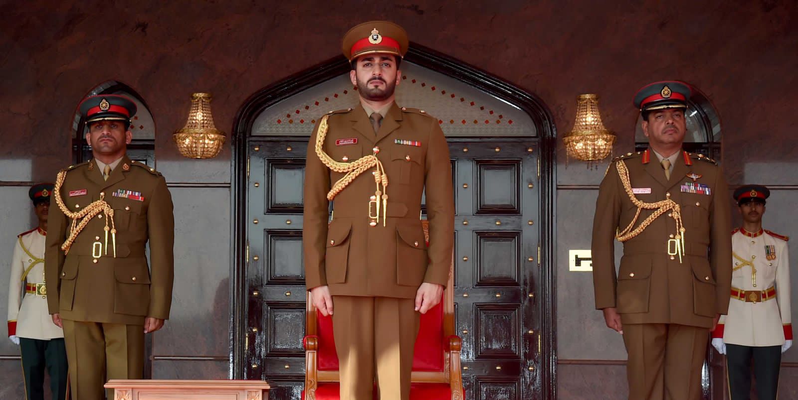 بالصور: سمو السيد ذي يزن يرعى تخريج دفعة جديدة من ضباط الجيش السلطاني العماني