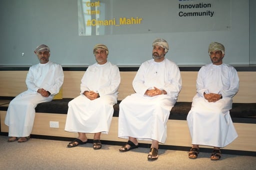 وزير العمل بعد زيارته لـ “مصلّح”: نموذج متميز للشباب العمانيين