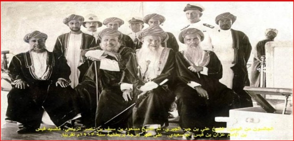 الشيخ علي بن جبر بن محمد مع عدد من الشخصيات العمانية في زنجبار على متن بارجة بريطانية عام 1913م.