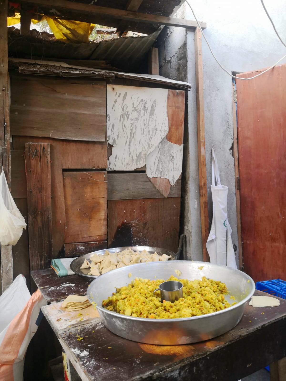 بالصور: مداهمة تكشف مخالفة تخص تحضير الأطعمة