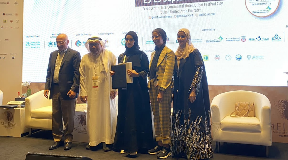 حصدت جائزتين: طبيبة عمانية تتميز في مؤتمر عالمي للأمراض الجلدية والتجميل