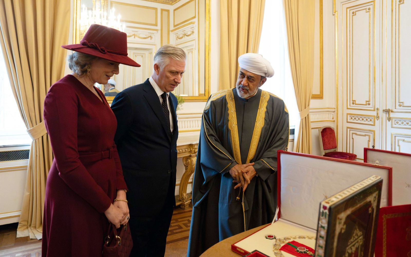 جلالة السلطان وملك البلجيكيين يتبادلان الأوسمة