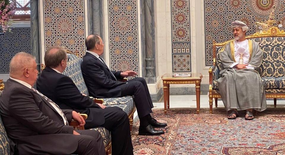 بالصور: جلالة السلطان يلتقي بوزير الخارجية الروسي