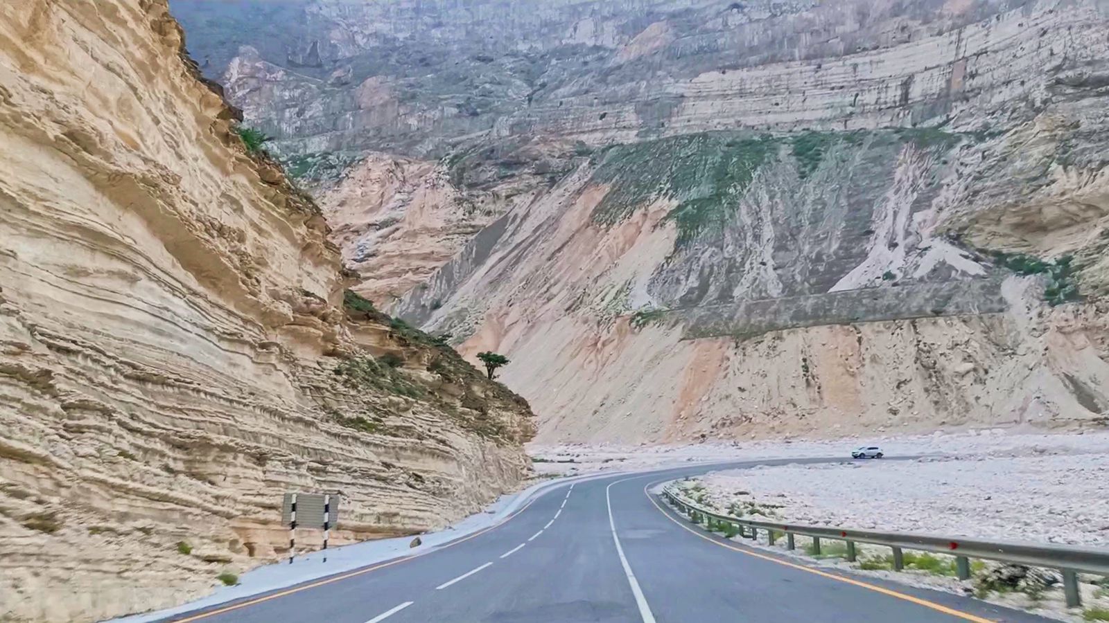 جسر جديد يسهم في الحركة بين صلالة ورخيوت وضلكوت