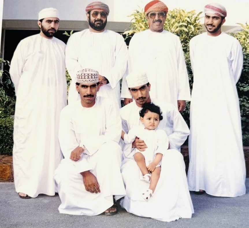 صورة أرشيفية تعود إلى عام 1988 يظهر فيها المقدم سعيد بن سالم وأبناوه الذكور حمد، عبد العزيز، سالم، خالد، وإبراهيم ممسكًا بمحمد عدا مازن الذي لم يكن قد ولد بعد