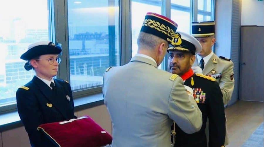 الحكومة الفرنسية تمنح وسامًا لرئيس أركان قوات السلطان المسلحة