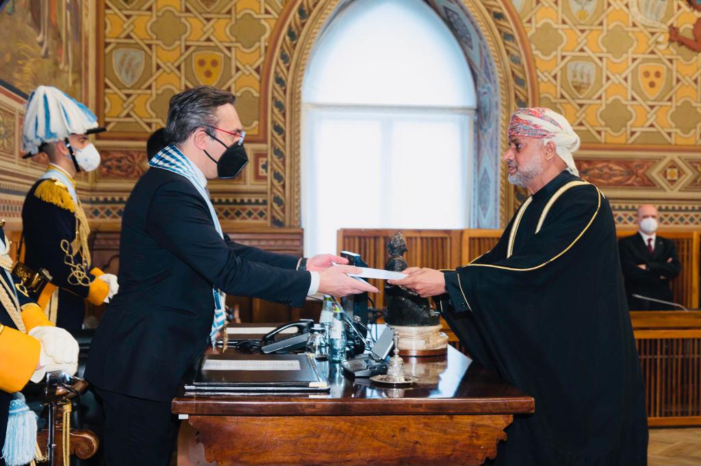 تحيات من جلالة السلطان إلى القبطانين الحاكمين لسان مارينو