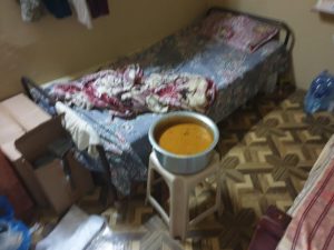 ‏بالصور: منزل يتحول إلى مطبخ في صحار