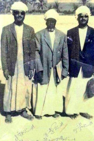 صورة أرشيفية للأستاذ كاتم بن تيسير يتوسط اثنين من زملائه المعلمين هما عامر الشنفري وعلى مقيبل