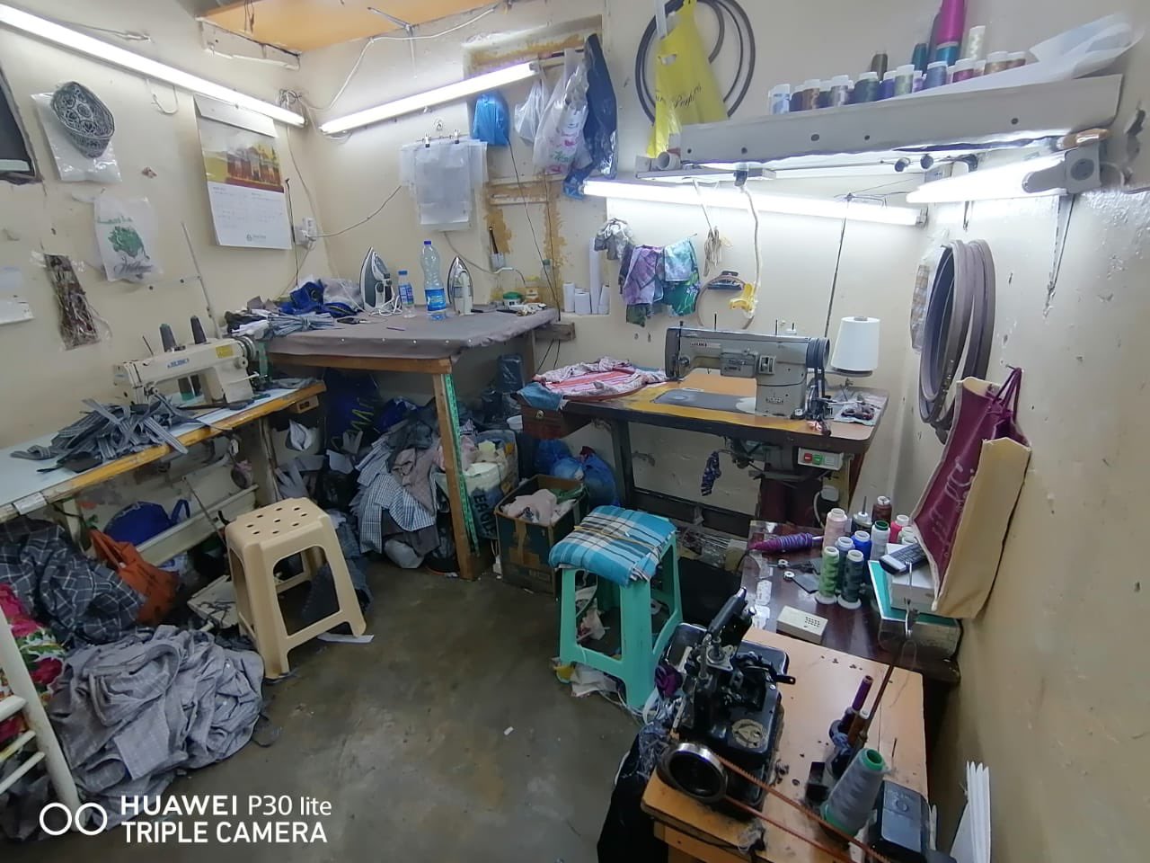 بالصور: مداهمة منزل وافدين في مطرح