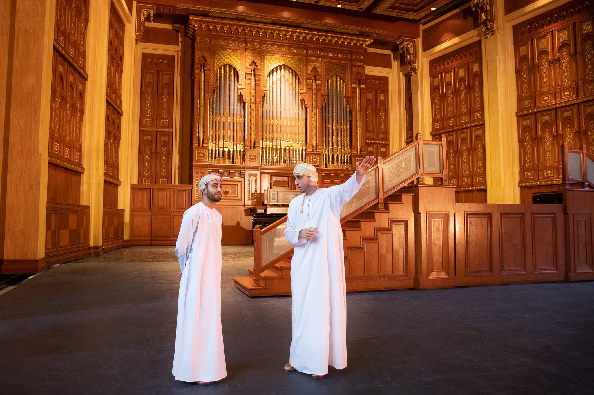 بالصور: سمو السيد ذي يزن يزور دار الأوبرا السلطانية