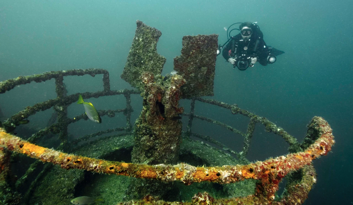بالصور: شاهد السفينة التي أُغرقت بأوامر من السلطان قابوس قبل 20 عامًا