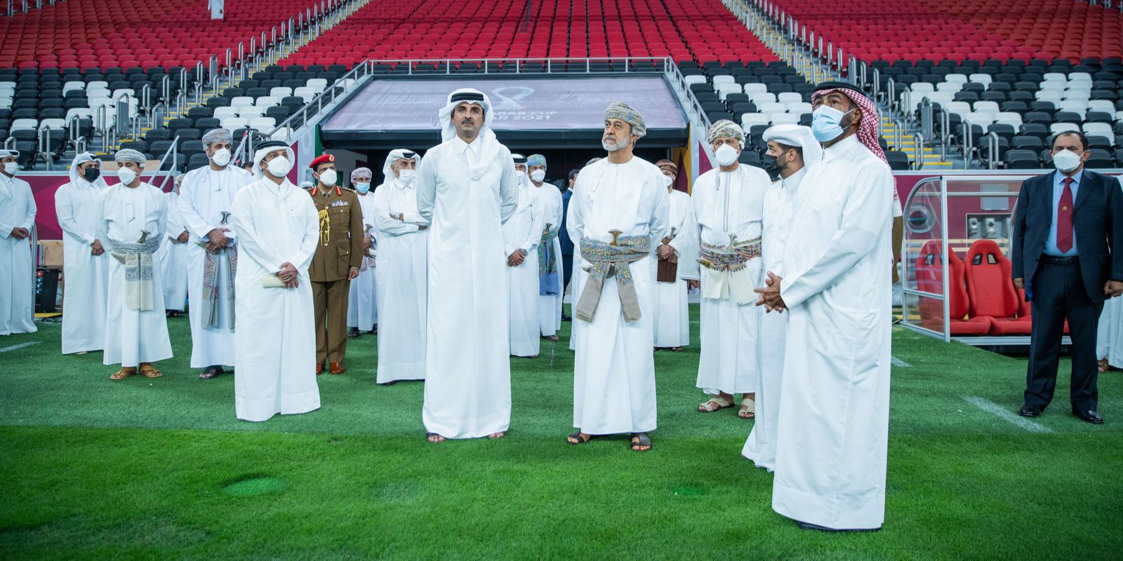 جلالة السلطان يزور أحد ملاعب كأس العالم