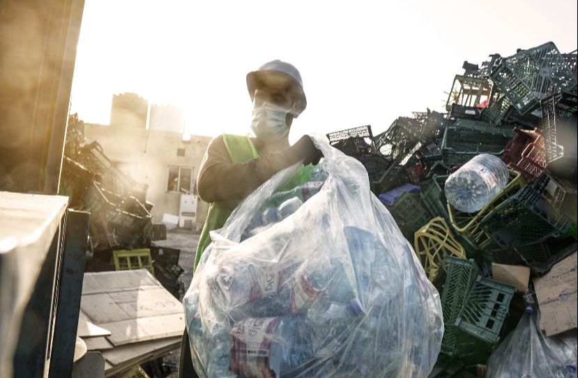 لا تقم برمي العلب البلاستيكية؛ فـ “غرشة” تُساعِد بها الأسر المعسرة