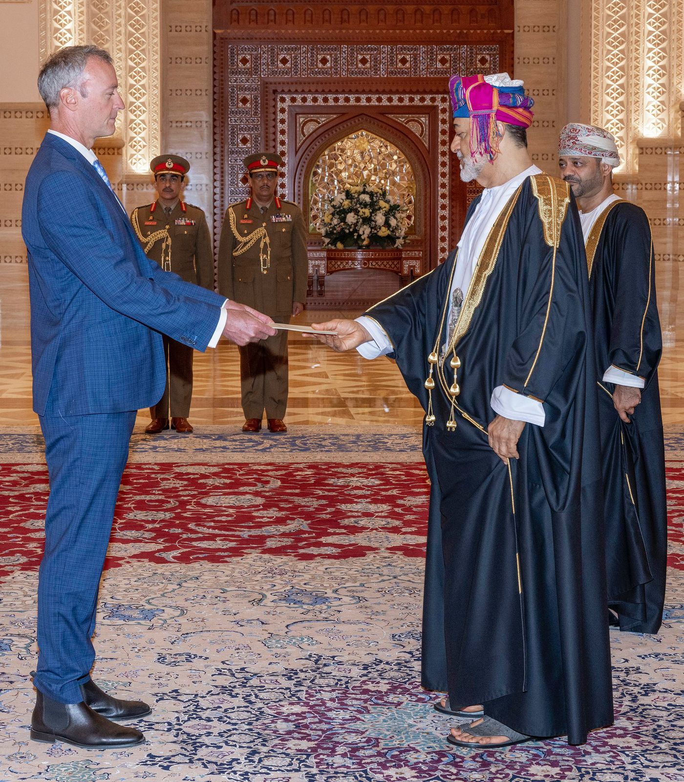 بالصور: جلالة السلطان يتقبّل أوراق اعتماد مجموعة من السفراء