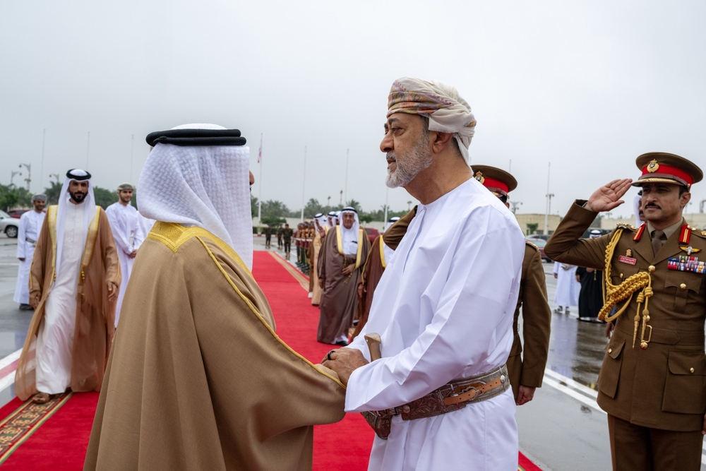 بالصور: جلالة السلطان يودع ملك مملكة البحرين 