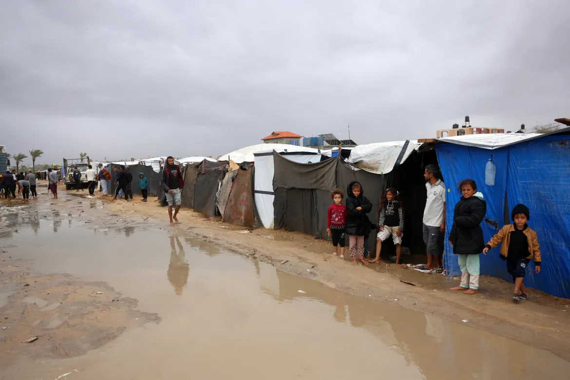 في غزة: غرق مئات الخيام وآلاف النازحين تحت الأمطار