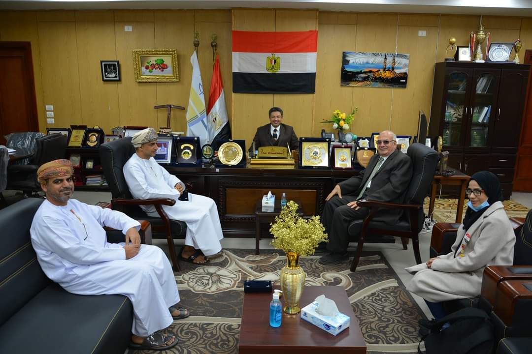 نيشان جامعة دمياط المصرية لـ 3 عمانيين حاصلين على الدكتوراة