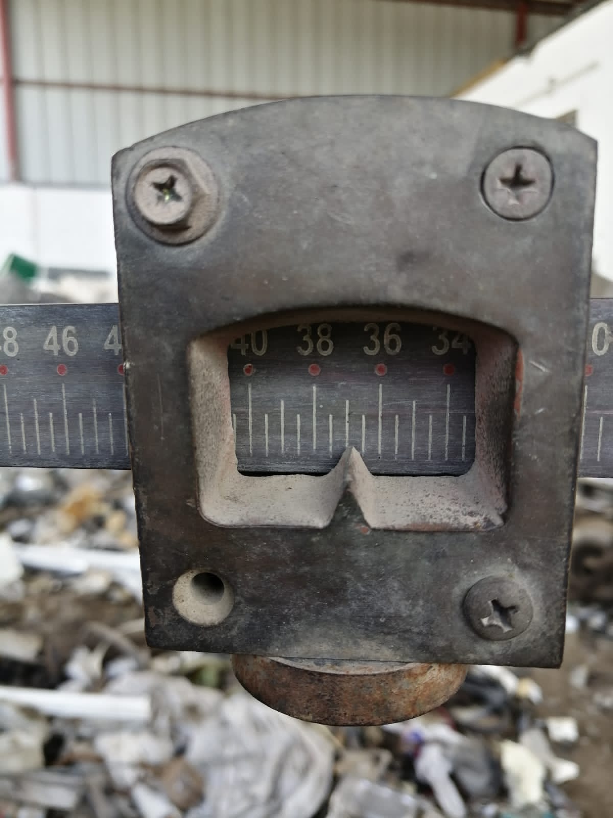 بائع “خردة” يتلاعب بالموازين