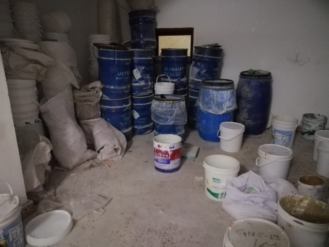 بالصور: بلدية مسقط تداهم منزلًا