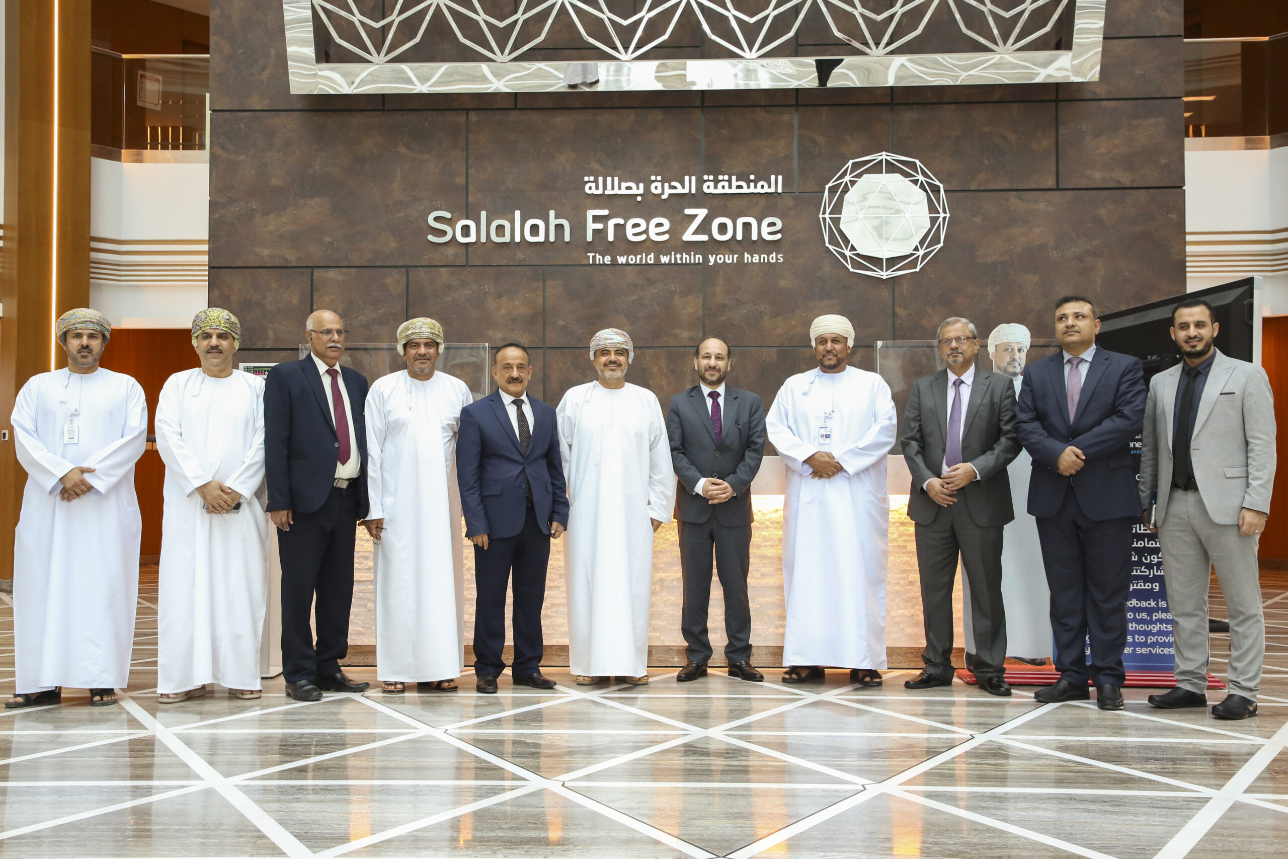 الوفد اليمني يطلع على منظومة النقل واللوجيستيات بمحافظة ظفار