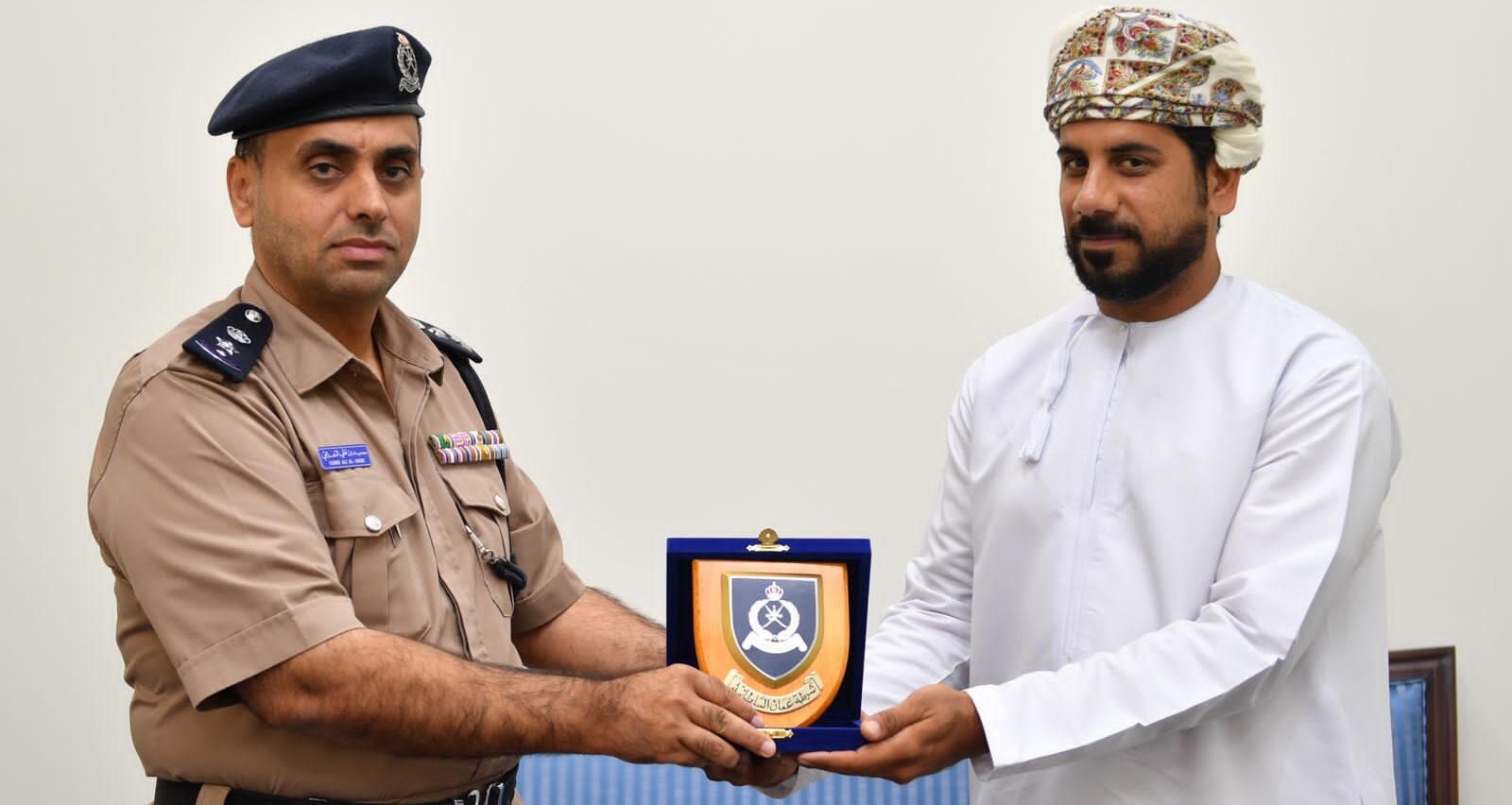 تكريم مواطن تعاون مع الشرطة