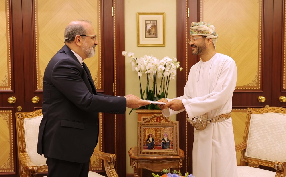 السيد بدر يتسلم رسالتين خطيتين من وزير الخارجية الإيراني 