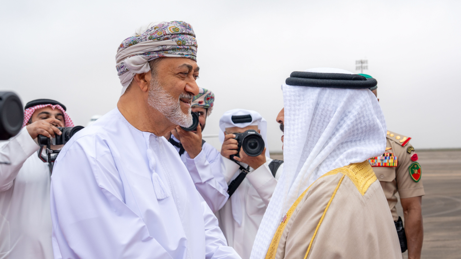 جلالة السلطان وملك البحرين يعقدان لقاءً وديًا
