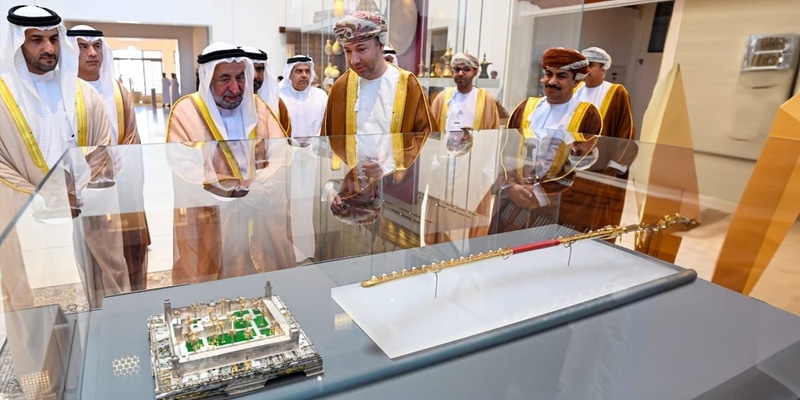 بالصور: حاكم الشارقة يزور مركز جامعة السُّلطان قابوس الثقافي ويتجول في المتحف الوطني