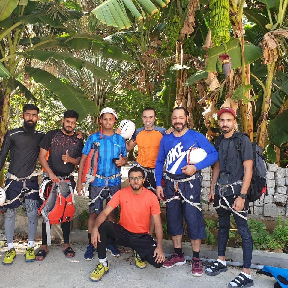 بالصور: شباب عُمانيون يكتشفون كهفًا به نقوش ورموز كتابية يُعتقد بأقدميتها