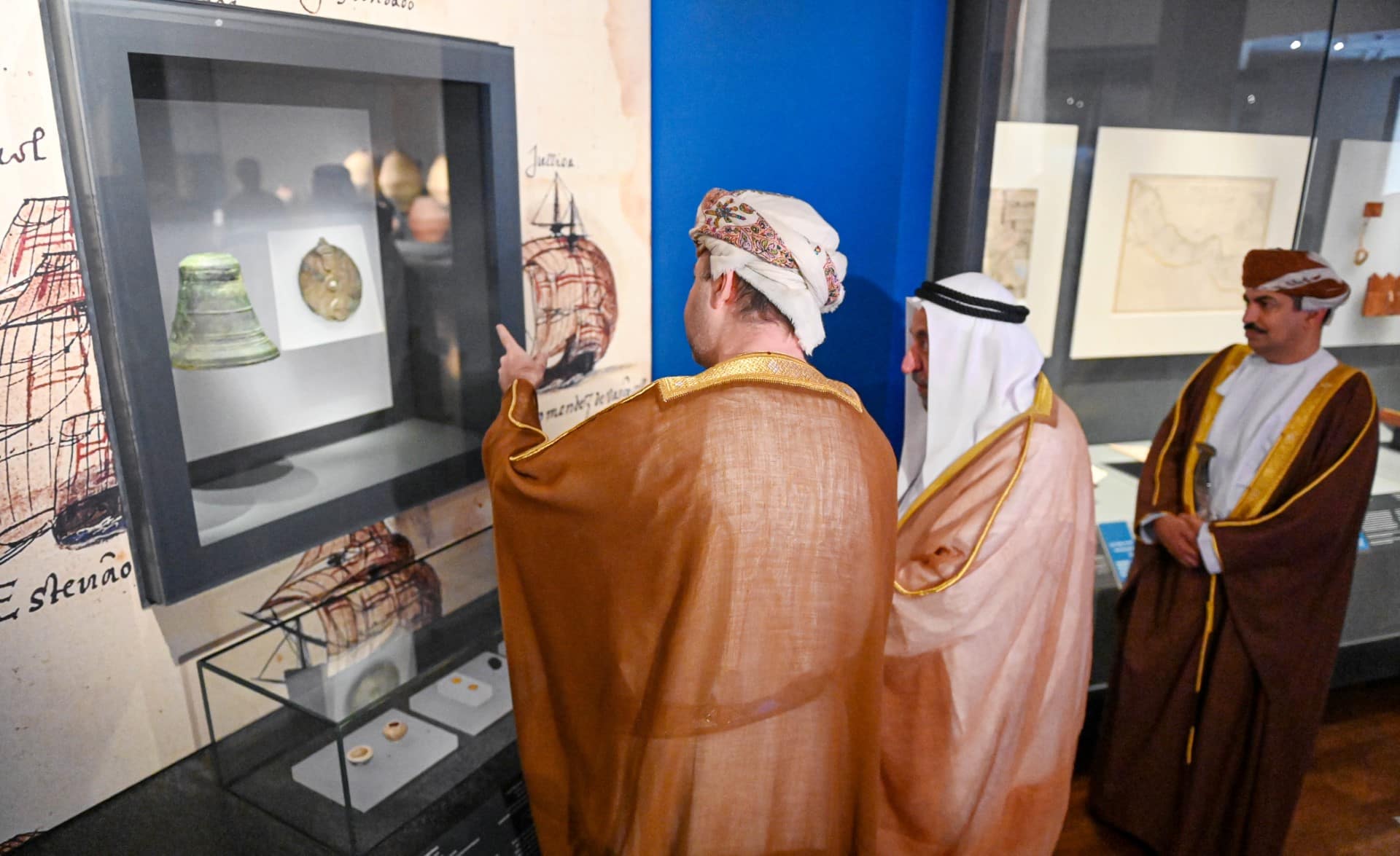 بالصور: حاكم الشارقة يزور مركز جامعة السُّلطان قابوس الثقافي ويتجول في المتحف الوطني