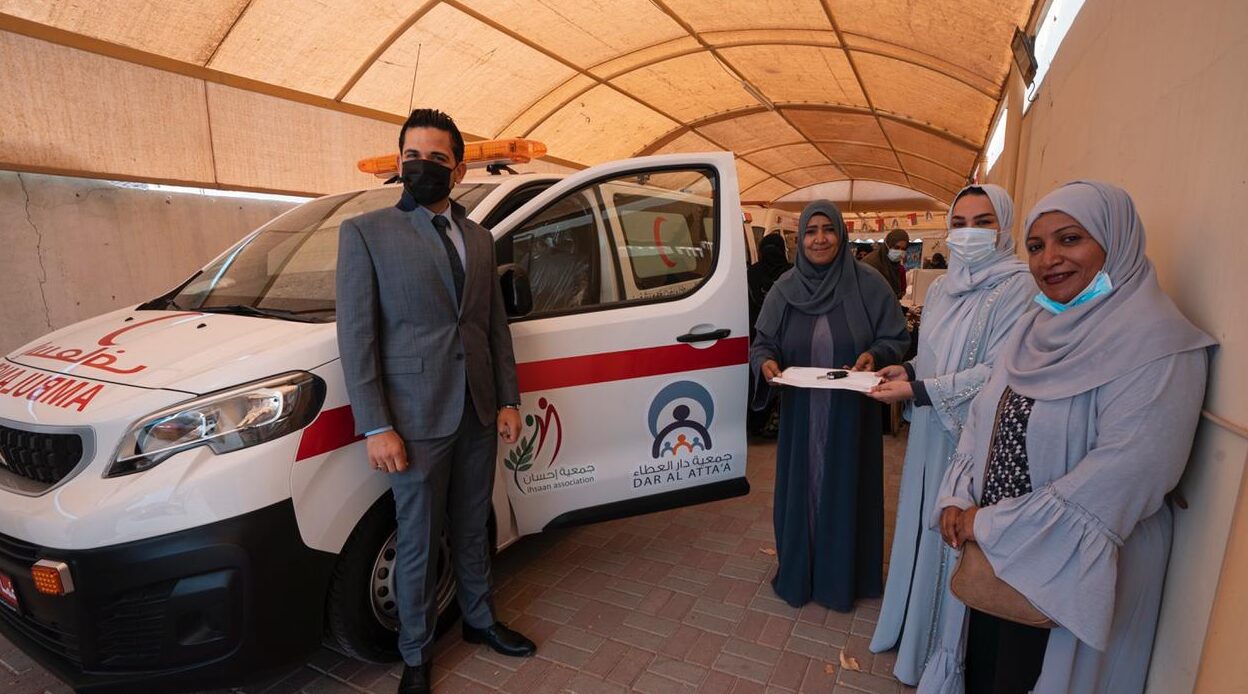 “دار العطاء” تتبرع بسيارة إسعاف