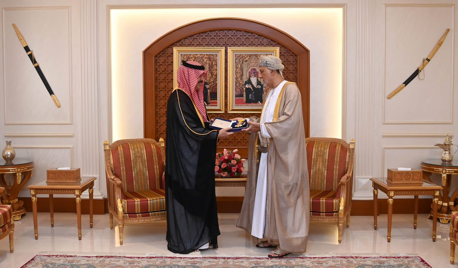 جلالة السلطان يمنح وسامًا للسفير السعودي