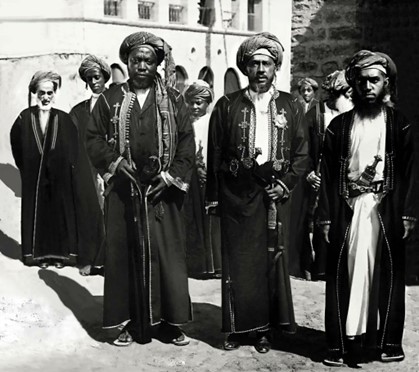 السلطان فيصل يتوسط ابنه السيد تيمور وأخاه السيد محمد