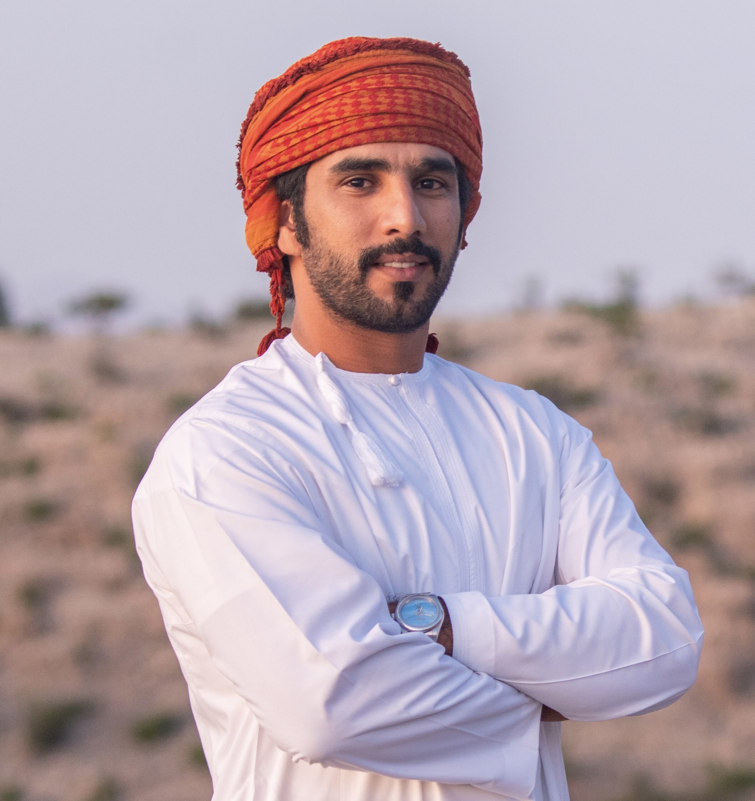 في بحثه عن العسل: مغامر عماني يعثر على أحجار كريمة