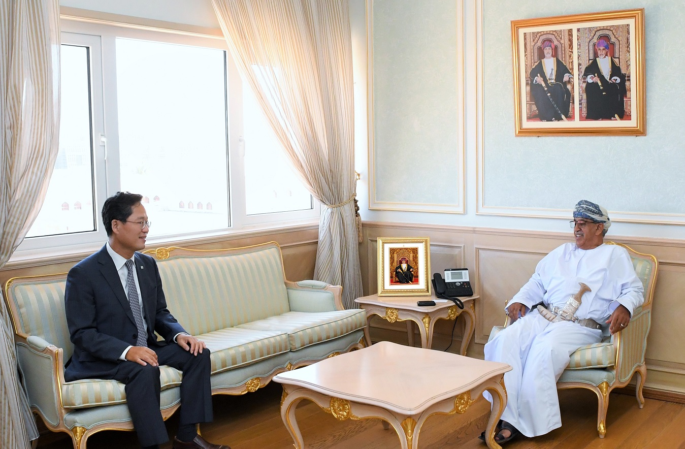 السلطنة تبحث الحصول على لقاح استرازنيكا من كوريا