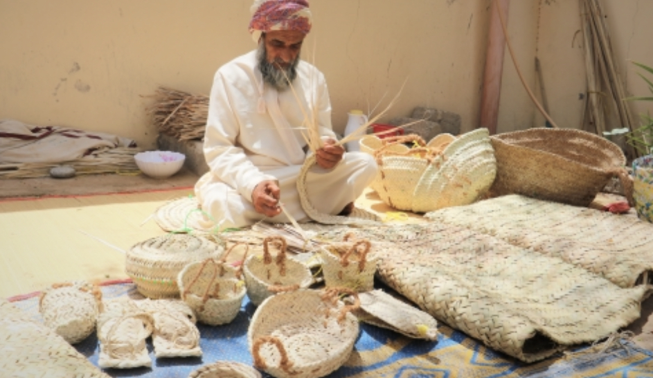 مواطن يعمل في السعفيات 56 عامًا؛ وهنا ملامح من قصته